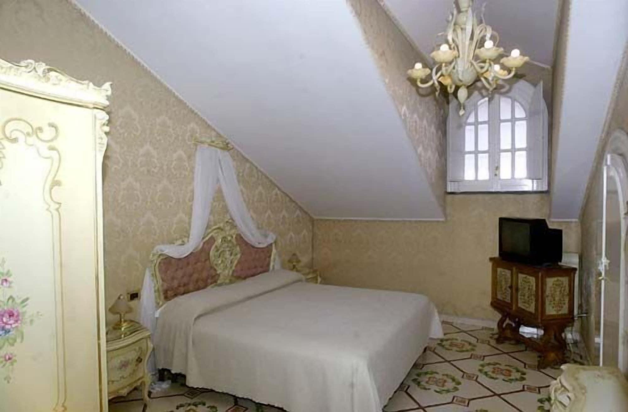 Grand Hotel La Sonrisa SantʼAntonio Abate Extérieur photo A room at the hotel