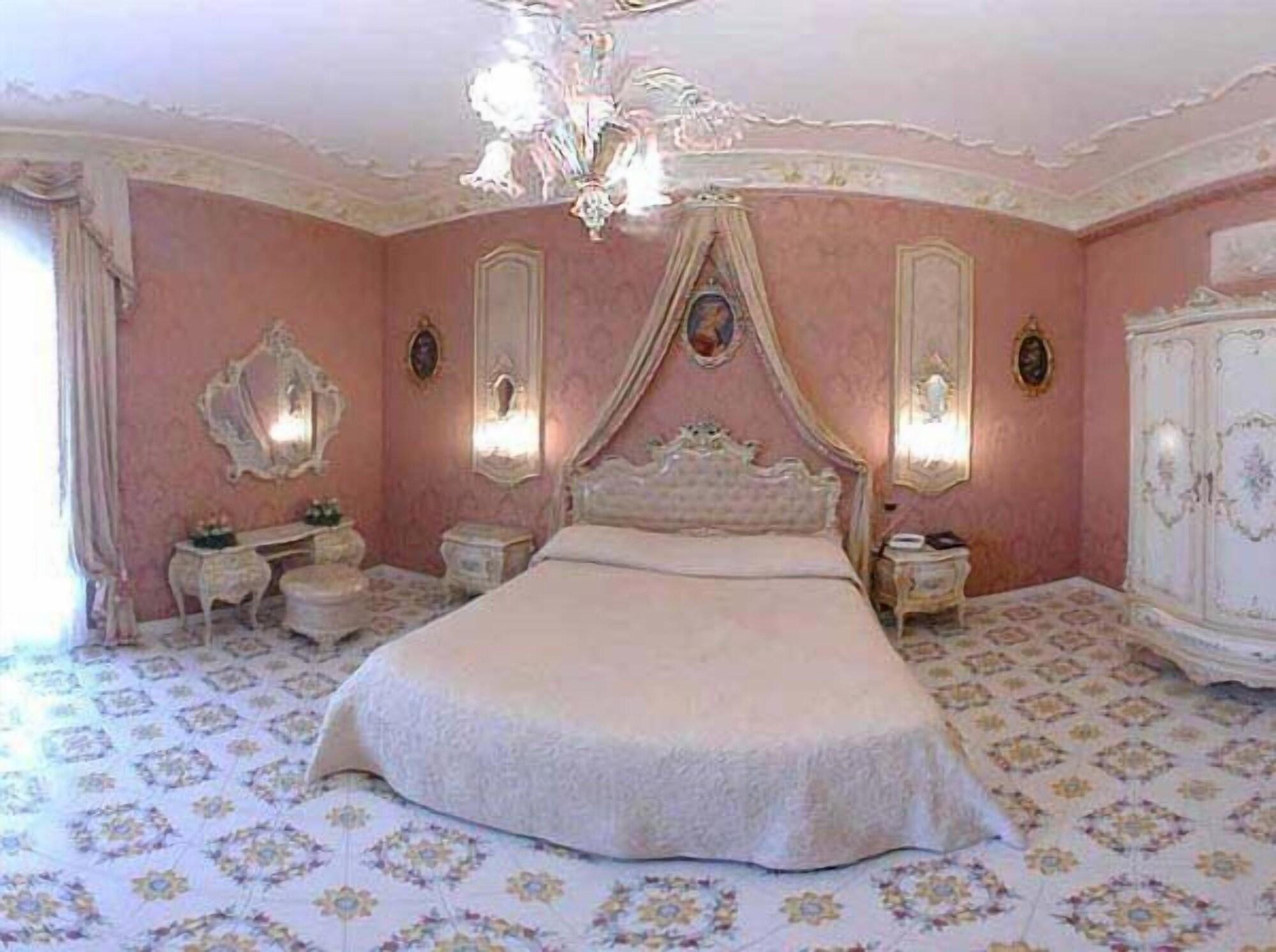 Grand Hotel La Sonrisa SantʼAntonio Abate Extérieur photo A bedroom