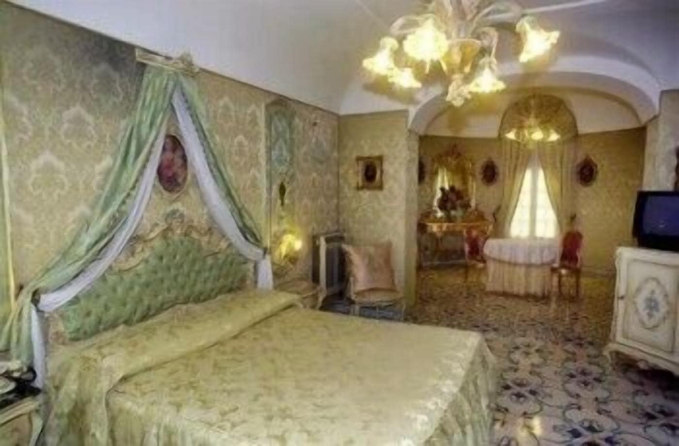 Grand Hotel La Sonrisa SantʼAntonio Abate Extérieur photo A room at the hotel