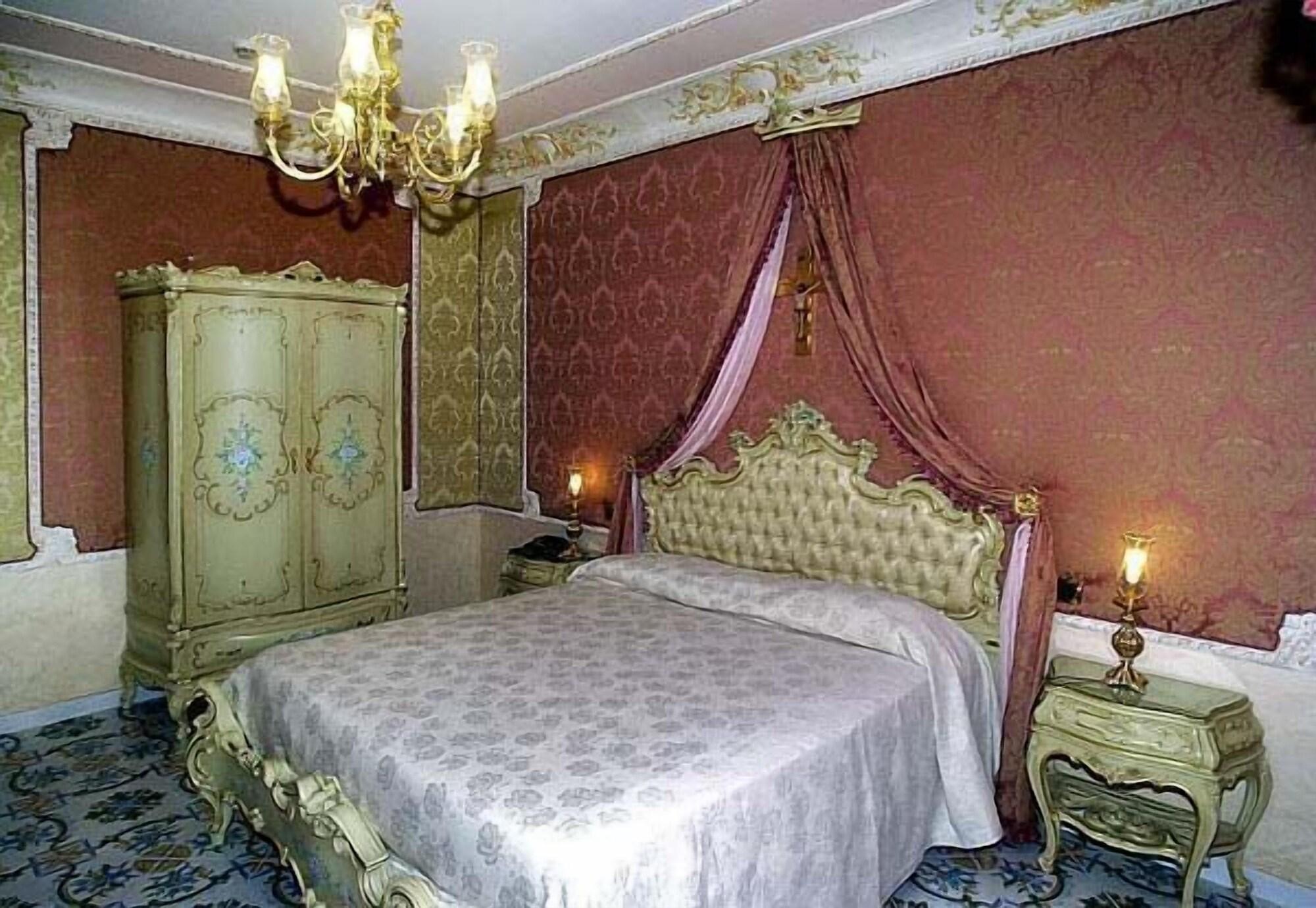 Grand Hotel La Sonrisa SantʼAntonio Abate Extérieur photo A bedroom