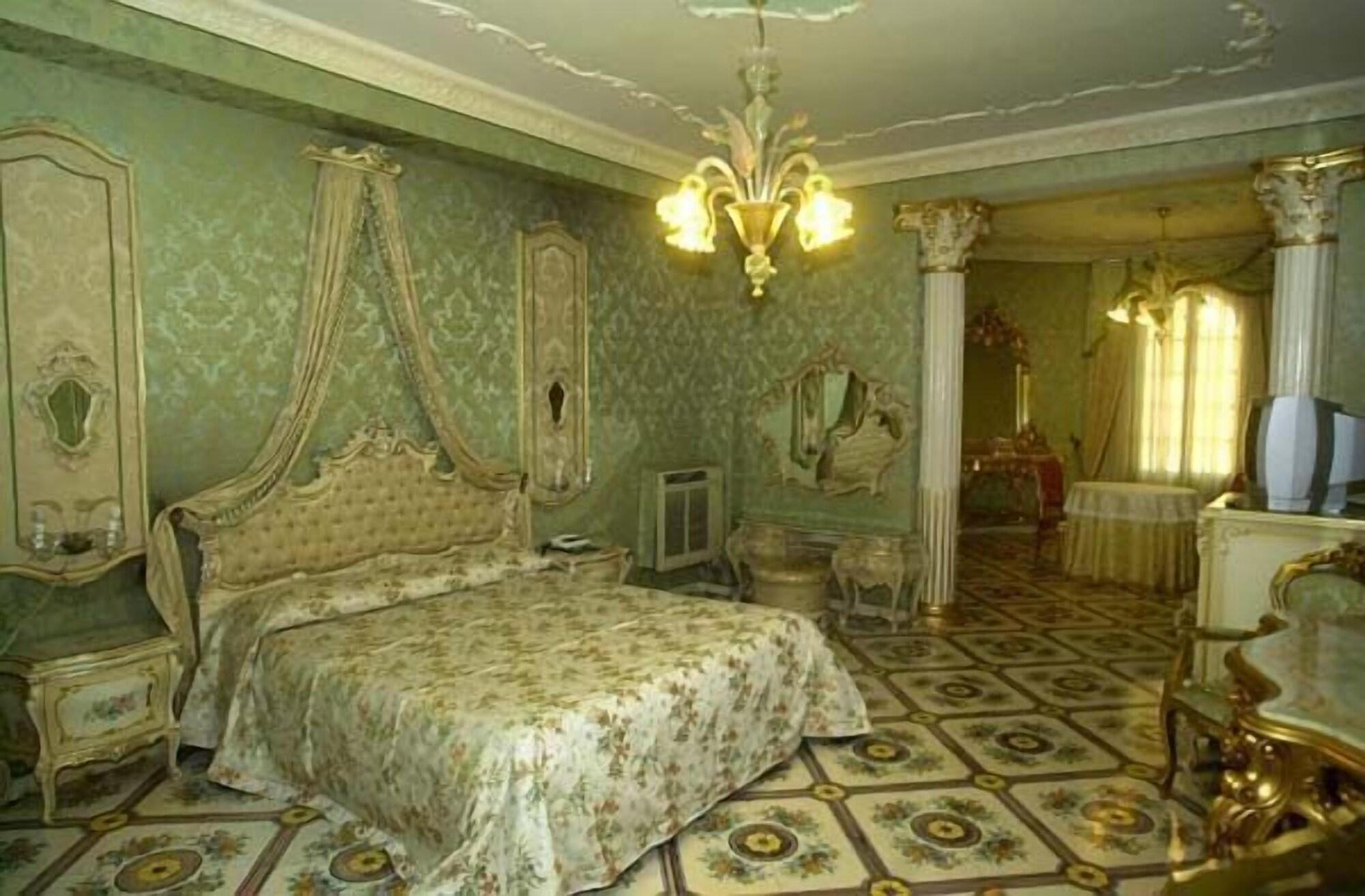 Grand Hotel La Sonrisa SantʼAntonio Abate Extérieur photo A bedroom