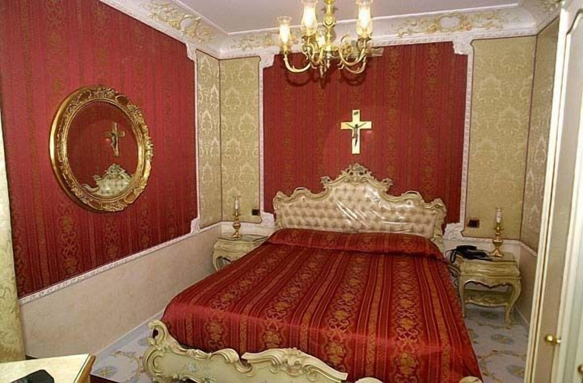 Grand Hotel La Sonrisa SantʼAntonio Abate Extérieur photo A bedroom in the hotel