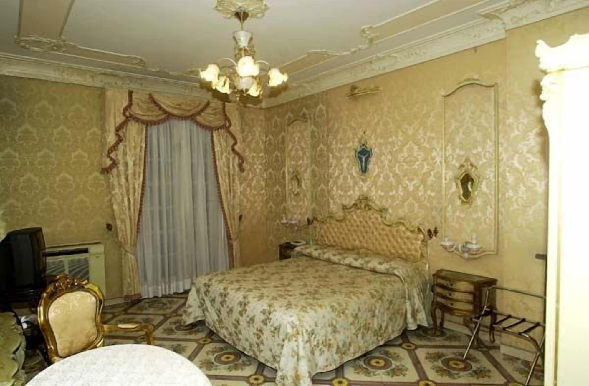 Grand Hotel La Sonrisa SantʼAntonio Abate Extérieur photo A bedroom