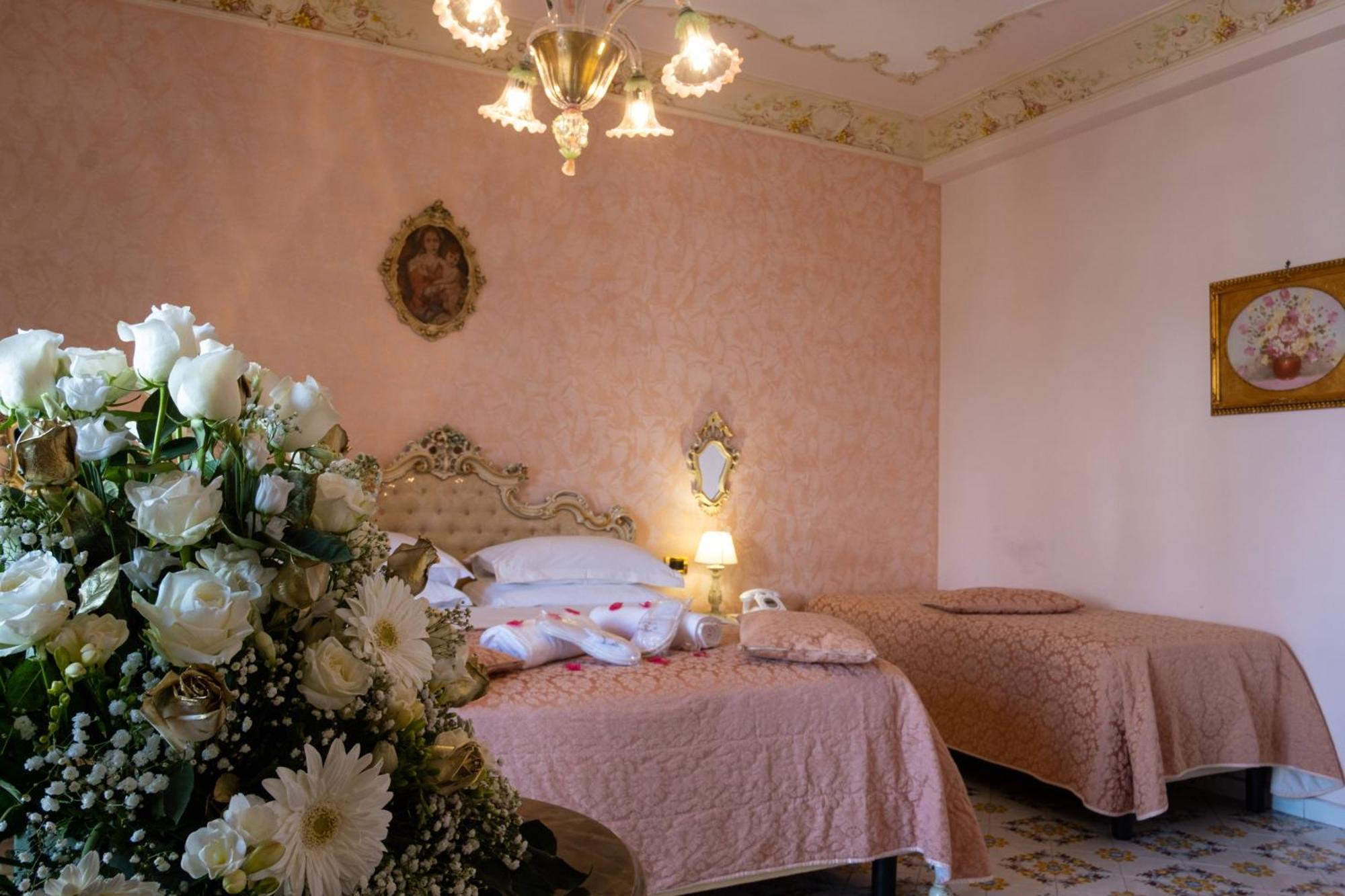 Grand Hotel La Sonrisa SantʼAntonio Abate Extérieur photo A room at the hotel