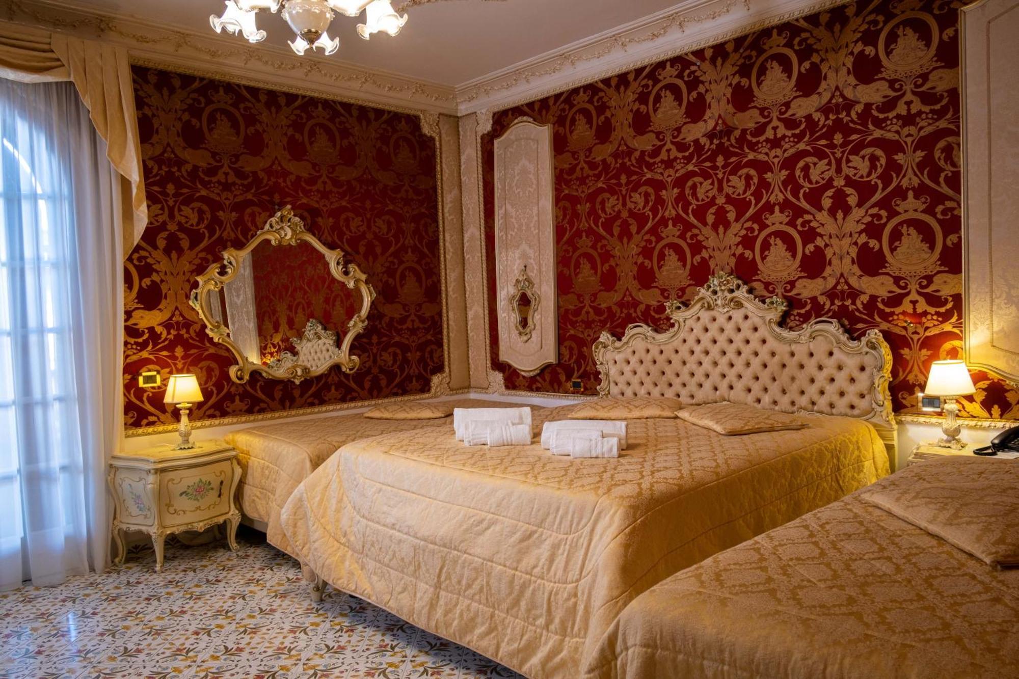 Grand Hotel La Sonrisa SantʼAntonio Abate Extérieur photo A room at the hotel